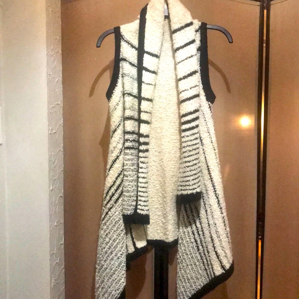 Sleeveless cardigan sweater